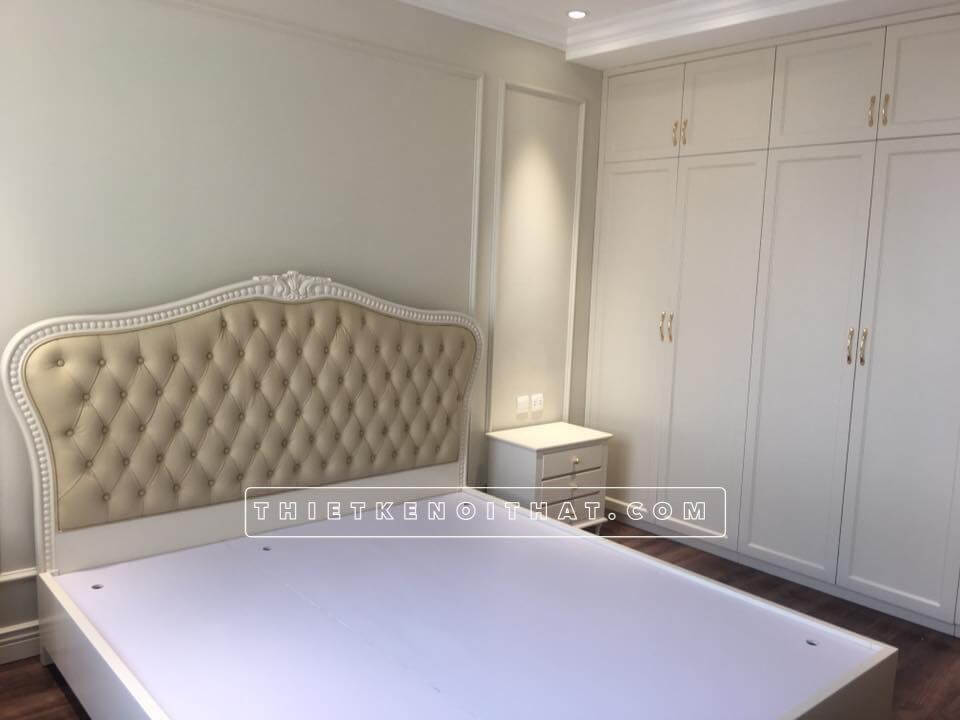 Không gian phòng ngủ được trang hoàng bằng nội thất chính màu trắng điểm nhấn vàng Thi công chung cư