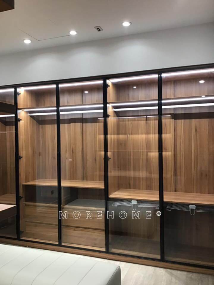 Morehome có kinh nghiệm thi công sản xuất tủ quần áo hiện đại bằng gỗ công nghiệp kết hợp kính và đèn led tại căn hộ Pethouse Skylake Phạm Hùng Hà Nội Thi công nội thất chung cư hiện đại