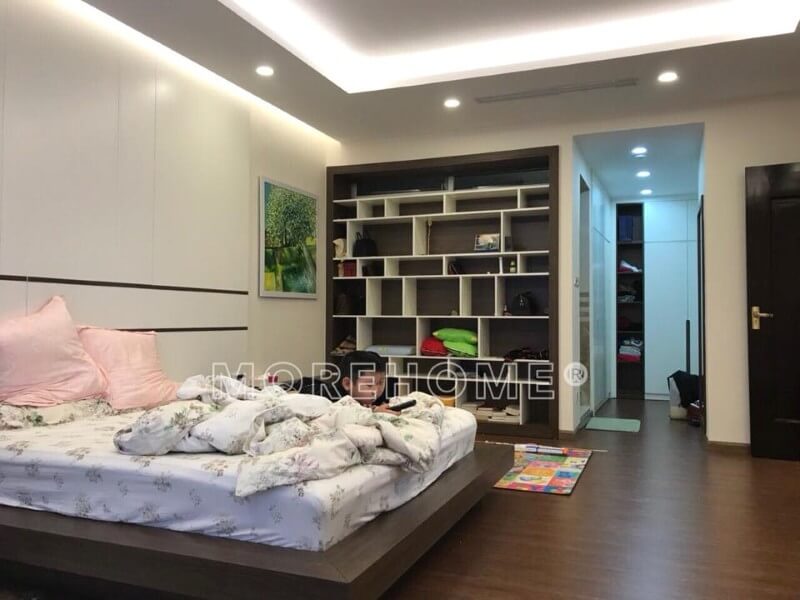 Nội thất phòng ngủ master tại căn hộ chung cư Imperia Garden này được thi công hoàn thiện bởi chất liệu gỗ công nghiệp An Cường. Nếu bạn đang có ý định thi công nội thất đồ gỗ công nghiệp tại Imperia Garden thì bạn có thể tham khảo công trình thi công nội thất phòng ngủ thực tế của chúng tôi. Thi công nội thất chung cư hiện đại