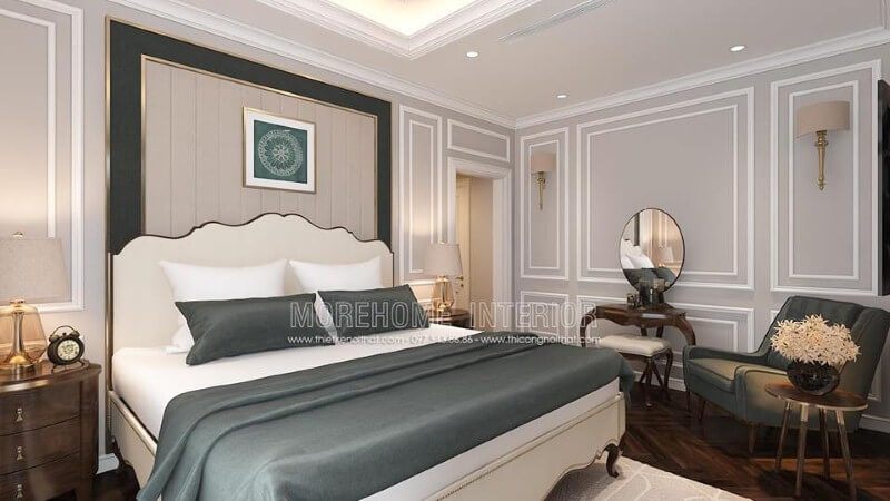 Nệm ốp tường kết hợp với bo viền kim loại mạ vàng và giường bọc nệm trắng tạo nên một không gian phòng ngủ tân cổ điển sang trọng và quý phái.